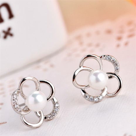 Japanese And Korean Fashionable Style Snowflake Earrings Pearl Gold Plated Hypoallergenic Earrings