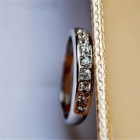 Yiwu Factory Wholesale Stylish Compact Lap Ladies Diamond Paved Diamond Pieces Ring