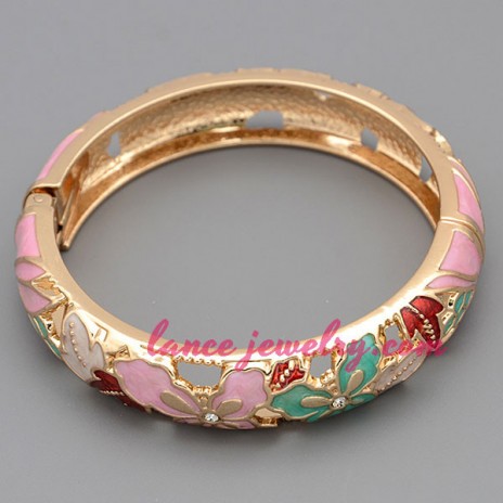 Sweet pink color decoration alloy bangle