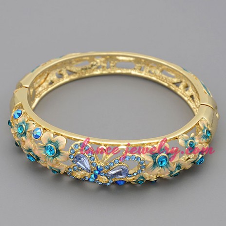 Lovely butterfly design with blue color rhinestone bangle
