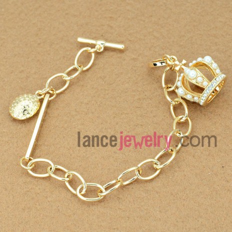 Glittering chain link bracelet decorated with an crown model