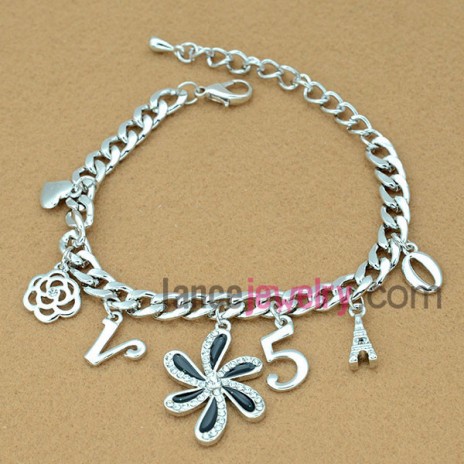 Sweet chain link bracelet decorated with  rhinestone flower