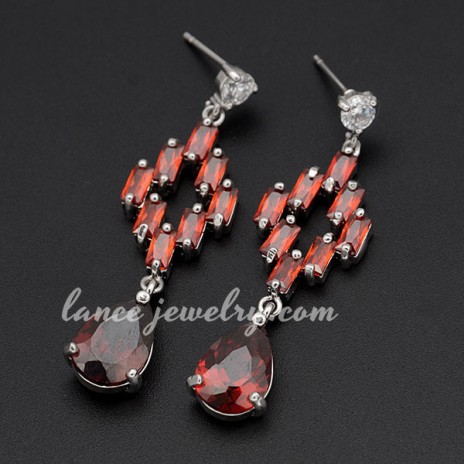 Mysterious red pendants decorated the brass alloy earrings