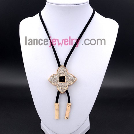 Elegant necklace with sweet flower pendant