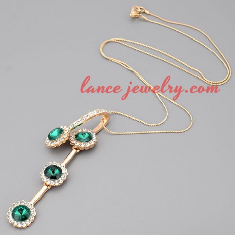 Gorgeous necklace with metal chain & green crystal pendant 