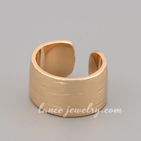 Simple ring with shiny gold zinc alloy decorated