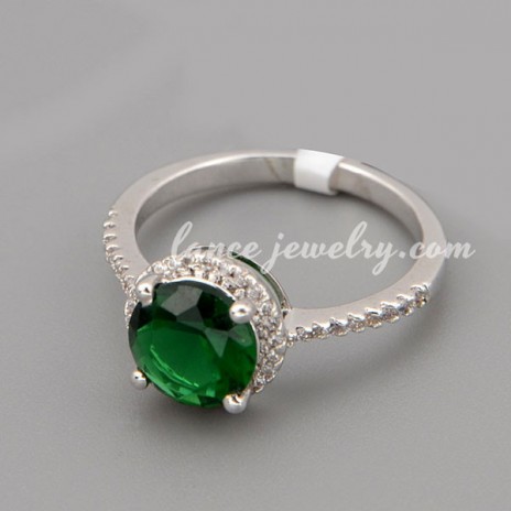Dazzling ring with shiny green cubic zirconia in the cute circle shape 