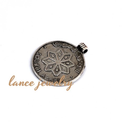 Zinc alloy pendant,a round pendant with a flower pattern in the middle and words on the edge