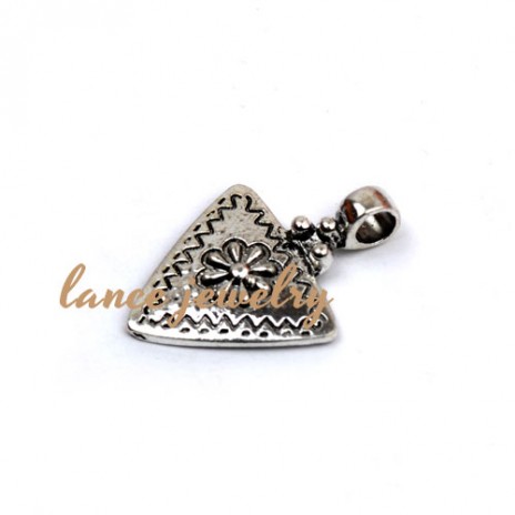 Zinc alloy pendant,a 5g triangle shaped pendant with crooked lines in the edge and flower pattern in the middle part