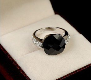 Retro Black Onyx Crystal Diamond Ring