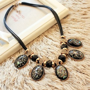 New Leather Collarbone Chain Crystal Pendant Korean Version Leaves A Short Section of Female Models Wild Fashion Necklace