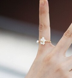 Five Leaves and Flowers Pearl Ladies Ring Korean Star Models New Fashion Jewelry Rings