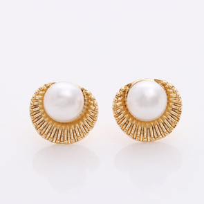 New Korean Sweet Temperament Lady Fashionable Simple Pearl Shell Earrings