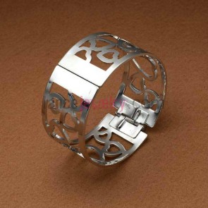 Sweet heart pattern iron cuff bangle