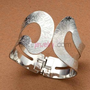 Fashion hollow craft iron cuff bangle with pattern 