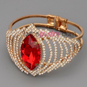 Retro bracelet with brass claw chain decorated shiny rhinestone and red crystal 
