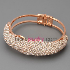 Sweet bracelet with brass claw chain decorated many shiny rhinestone 
