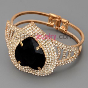 Special bracelet with brass claw chain decorated many shiny rhinestone and heart crystal 

