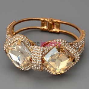 Cute bracelet with brass claw chain decorated many shiny rhinestone and transparent crystal in bowknot shape 


