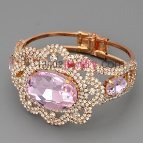Sweet bracelet with brass claw chain decorated many shiny rhinestone and pink crystal in flower shape 
