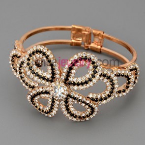Glittering bracelet with brass claw chain decorated many shiny rhinestone in bowknot shape 
