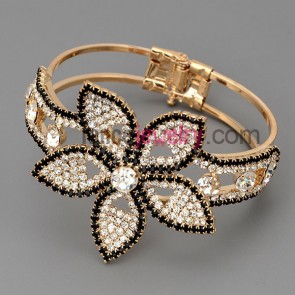 Fashion bracelet with brass claw chain decorated many shiny rhinestone in blooming flowers shape

