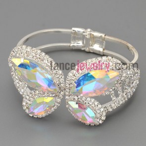 Sweet bracelet with brass claw chain decorated shiny rhinestone and colorful crystal in butterfly shape 
