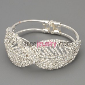 Pure bracelet with brass claw chain decorated many shiny rhinestone 