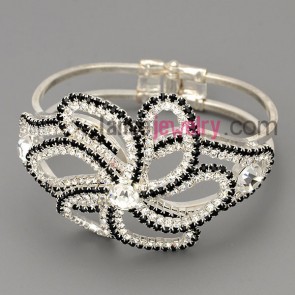 Striking bracelet with brass claw chain decorated many shiny rhinestone in flower shape