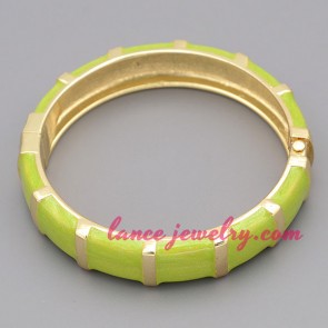 Nice light green color zinc alloy bangle