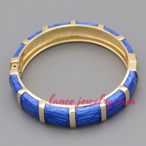 Elegant blue color decorated zinc alloy bangle