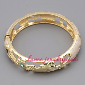 Delicate bangle with bird and flower patterns decoration