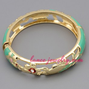 Fashion metal bangle with bird and flower patterns