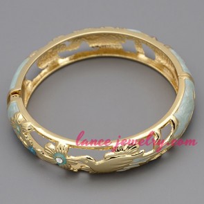 Elegant metal bangle with bird and flower patterns decorated