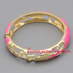 Classic metal bangle with rose color decoration