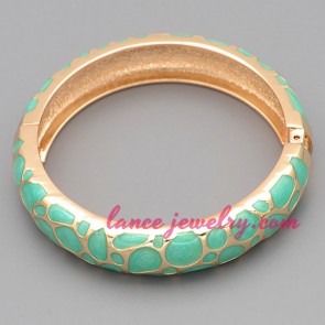 Nice alloy bangle with green color decoration
