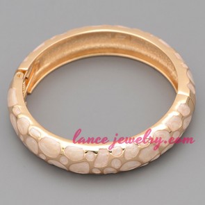 Lovely pink color decoration alloy bangle