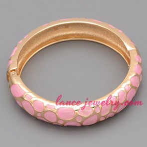 Hot pink color decoration alloy bangle