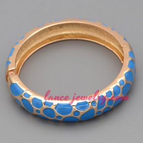 Fashion alloy bangle with blue color decoration