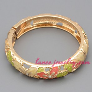 Lovely butterfly design decorated alloy bangle