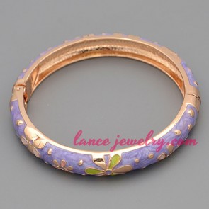 Romantic violet color alloy bangle with nice flower patterns
