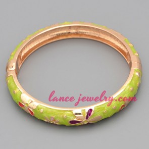 Fashion alloy bangle with green color findings