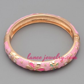 Sweet pink color tone decorated alloy bangle