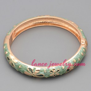 Delicate alloy bangle with nice fower patterns