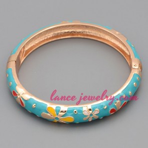 Distinctive alloy bangle with nice flower patterns