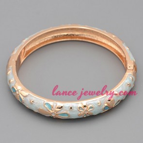 Delicate flower patterns decorated alloy bangle