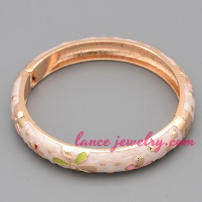 Sweet pink color decoration alloy bangle
