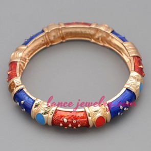 Distinctive alloy bangle with red and blue color decoration