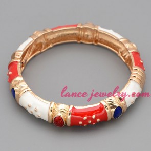 Nice white and red color decorated bangle