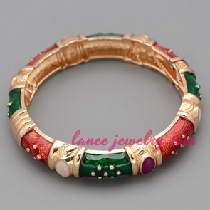 Distinctive bangle decorated with green and red color enamel